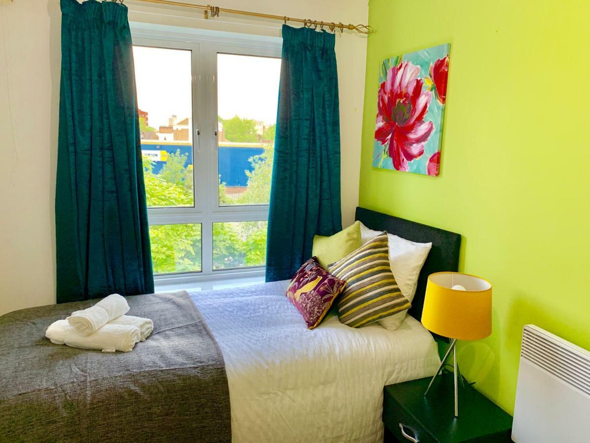 2 Bedrooms Modern Apartment, Lounge, Full Kitchen, Balcony, 5 Minutes Stratford Station 런던 외부 사진
