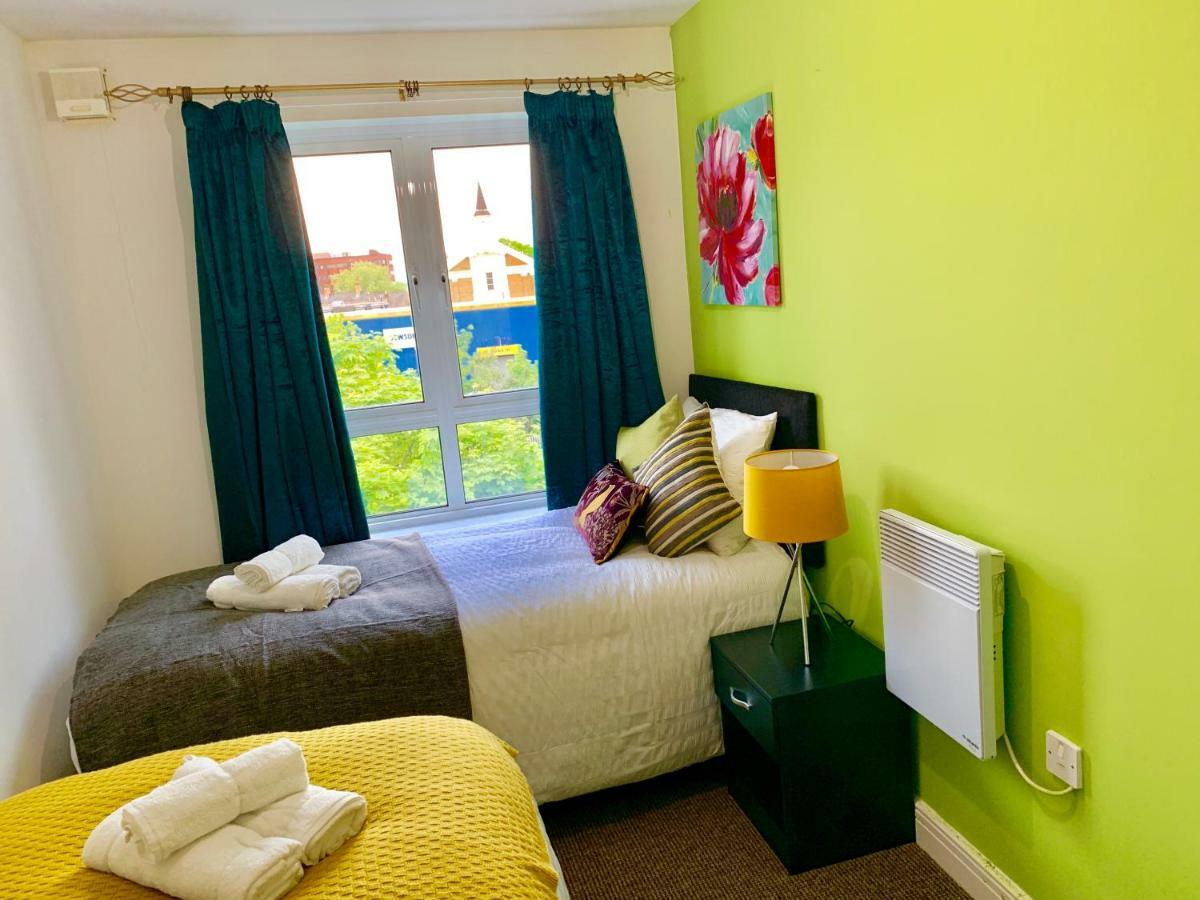 2 Bedrooms Modern Apartment, Lounge, Full Kitchen, Balcony, 5 Minutes Stratford Station 런던 외부 사진