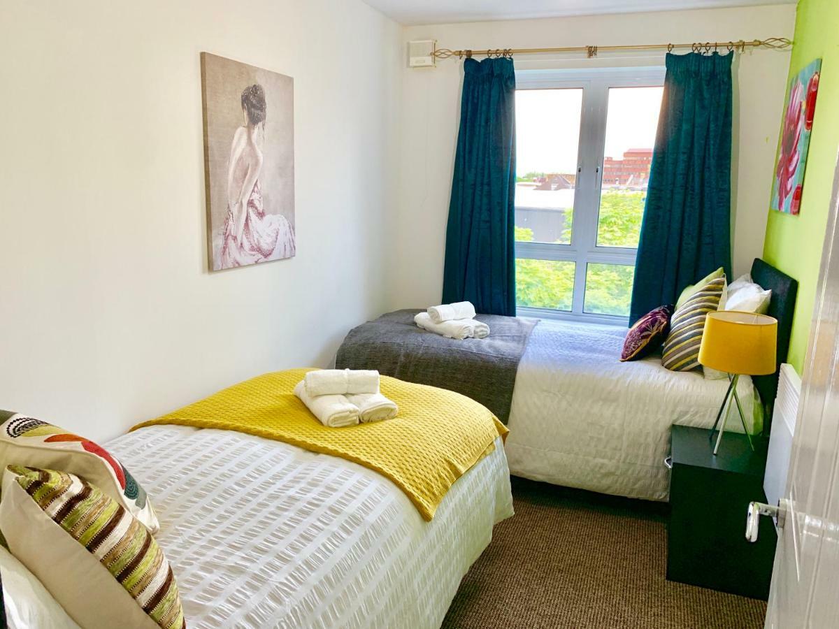 2 Bedrooms Modern Apartment, Lounge, Full Kitchen, Balcony, 5 Minutes Stratford Station 런던 외부 사진